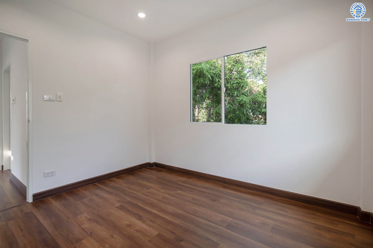 บ้านมือสองตกแต่งใหม่ ดีไซน์สวย โครงการ ชวนชื่นโมดัส จรัญฯ-ปิ่นเกล้า หลังมุม เนื้อที่ 54.7 ตร.ว. ฟังก์ชัน 3 ห้องนอน 2 ห้องน้ำ 1 ห้องอเนกประสงค์ จอดรถได้ 2 คัน รองรับทุกกิจกรรม บนทำเลเชื่อมต่อหลายเส้นทาง ใกล้จุดขึ้นทางด่วน "ประจิมรัถยา" และรถไฟฟ้าสายสีแดง "สถานีบางบำหรุ"